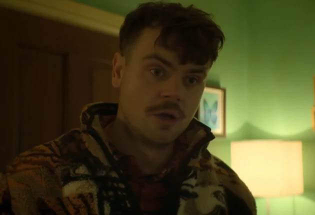 Момент из 5 сезона комедийного сериала Голяк