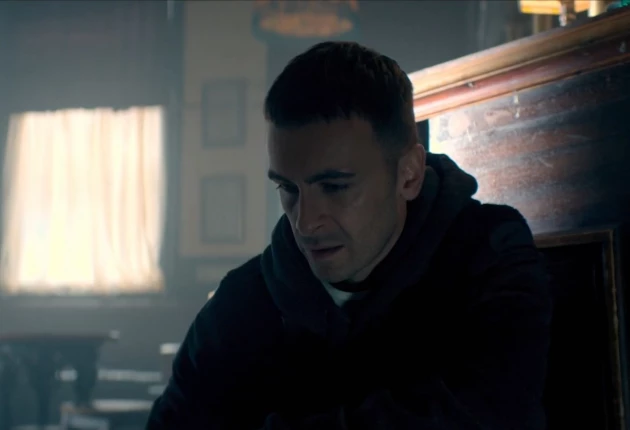 Момент из 1 сезона комедийного сериала Голяк