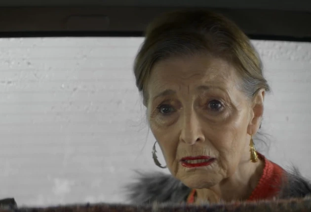 Момент из 2 сезона комедийного сериала Голяк