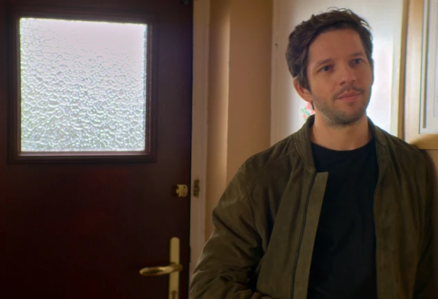 Момент из 2 сезона комедийного сериала Голяк